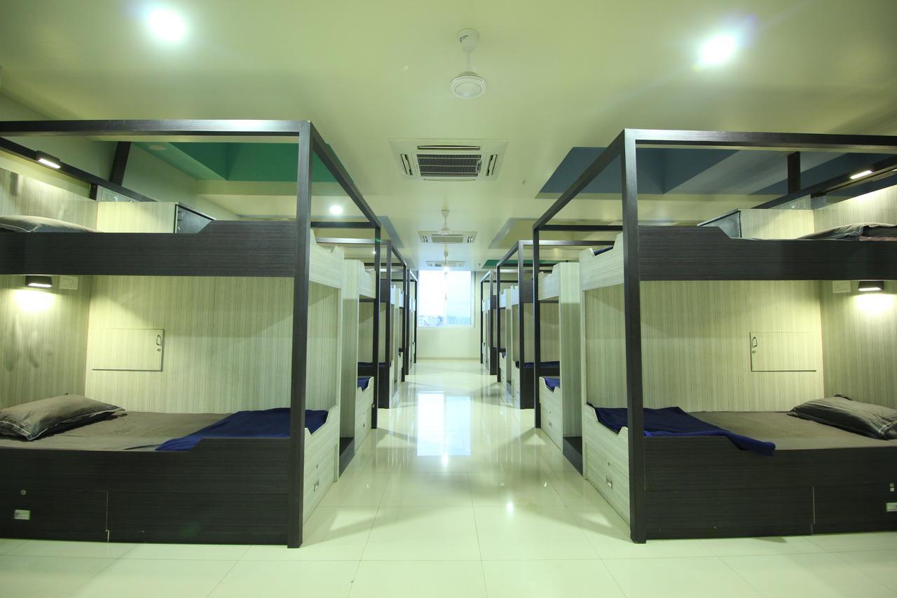 Jackpot Room In & Out Dormitory Ahmedabad Exterior foto